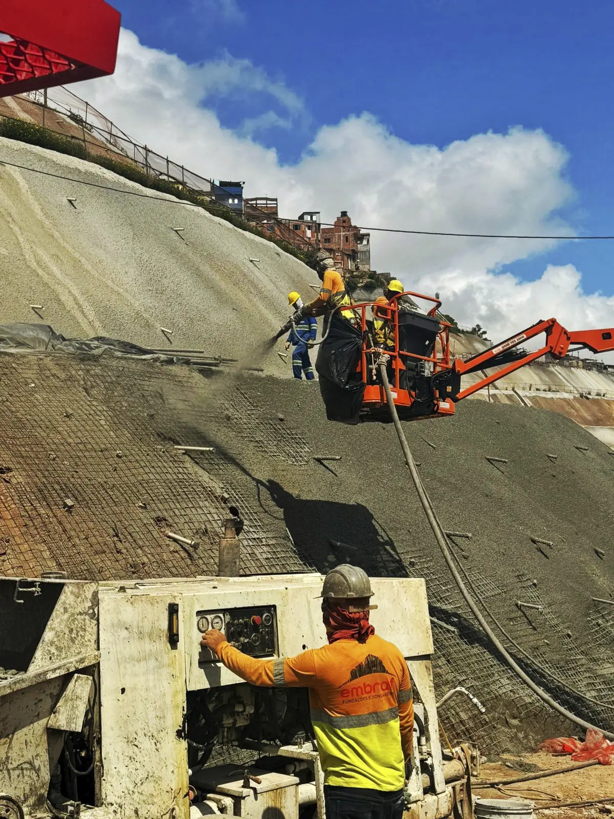 Solo grampeado com concreto projetado e tirantes executado pela Embraf